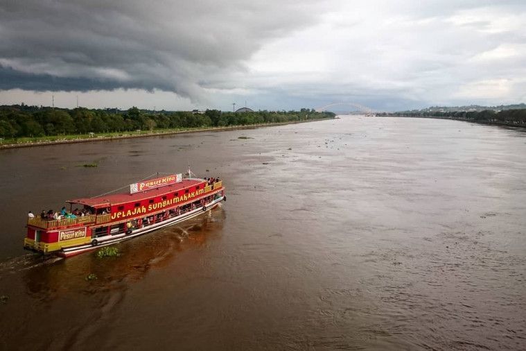 Susur Sungai Mahakam menggunakan kapal wisata. [Istimewa]