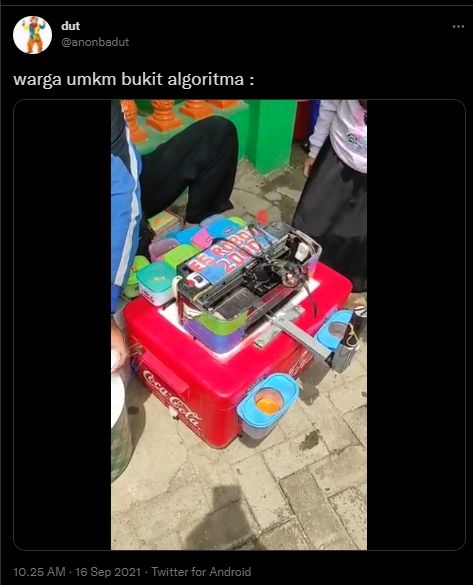 Viral Video Es Robot Murah Meriah, Publik Salfok Lihat Kecanggihan Mesinnya. (Twitter/@anonbadut)