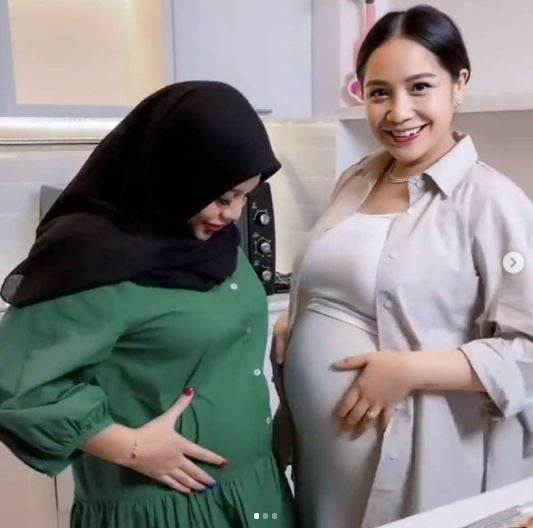 Adu Gaya Bumil Nagita Slavina dan Aurel Hermansyah. [Instagram/pecintaladygigi]