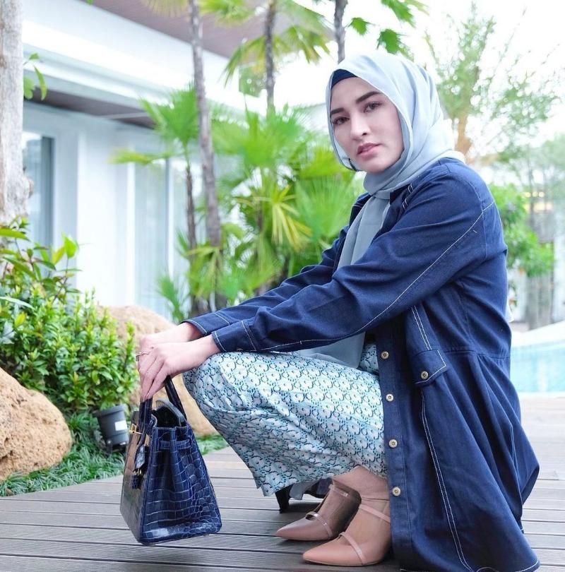 Potret Shandy Purnamasari, kini putuskan berhijab. [instagram/@shandypurnamasari]