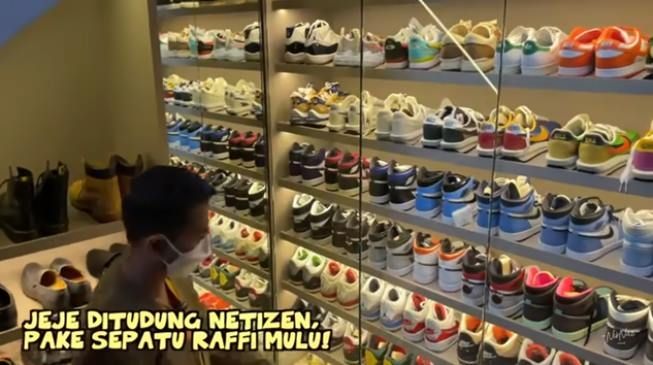 Saking banyaknya, koleksi sepatu Jeje Govinda sempat dikira mal. (YouTube/NisNaz Channel)
