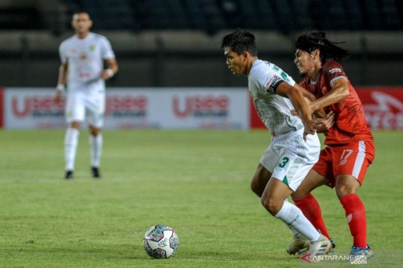 Pesepakbola PSM Makasar Rasyid Bachri (kanan) berebut bola dengan pesepakbola Persebaya Surabaya Rachmat Irianto (kiri) saat berlaga pada lanjutan BRI Liga 1 antara PSM Makasar melawan Persebaya Surabaya di Stadion Si Jalak Harupat, Kabupaten Bandung, Jawa Barat, Sabtu (18/9/2021). (ANTARA FOTO/Raisan Al Farisi/hp)