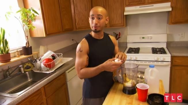 Pria kelewat irit sampai bikin protein shake dari kulit pisang dan cangkang telur. (YouTube/TLC)