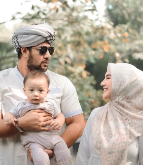 Ammar Zoni dan Irish Bella bersama anak mereka. [Instagram/@airrumiakbar1453]