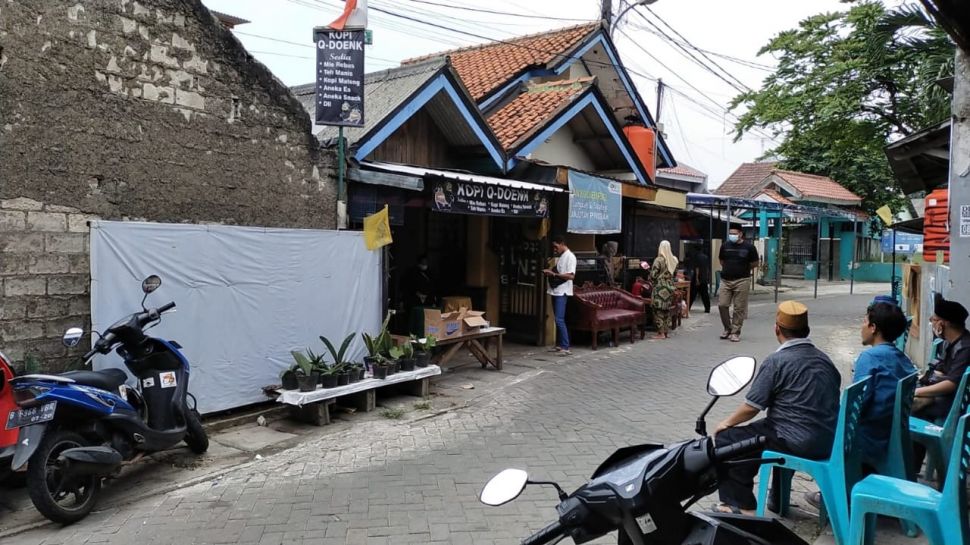 Suasana rumah duka ustaz ditembak di Pinang, Tangerang, Minggu (19/9/2021). [Suara.com/ Jehan Nurhakim]