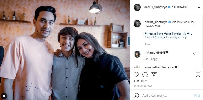 Darius dan Donna Agnesia bersama sang putra (Instagram.com)