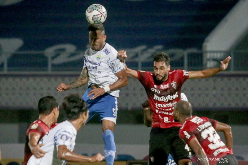 Pesepak bola Persib Bandung Wander Luiz (ketiga kanan) menyundul bola ke arah gawang Bali United dalam laga lanjutan Liga 1 2021-2022 di Stadion Indomilk Arena, Tangerang, Banten, Sabtu (18/9/2021). [ANTARA FOTO/Fauzan/hp]