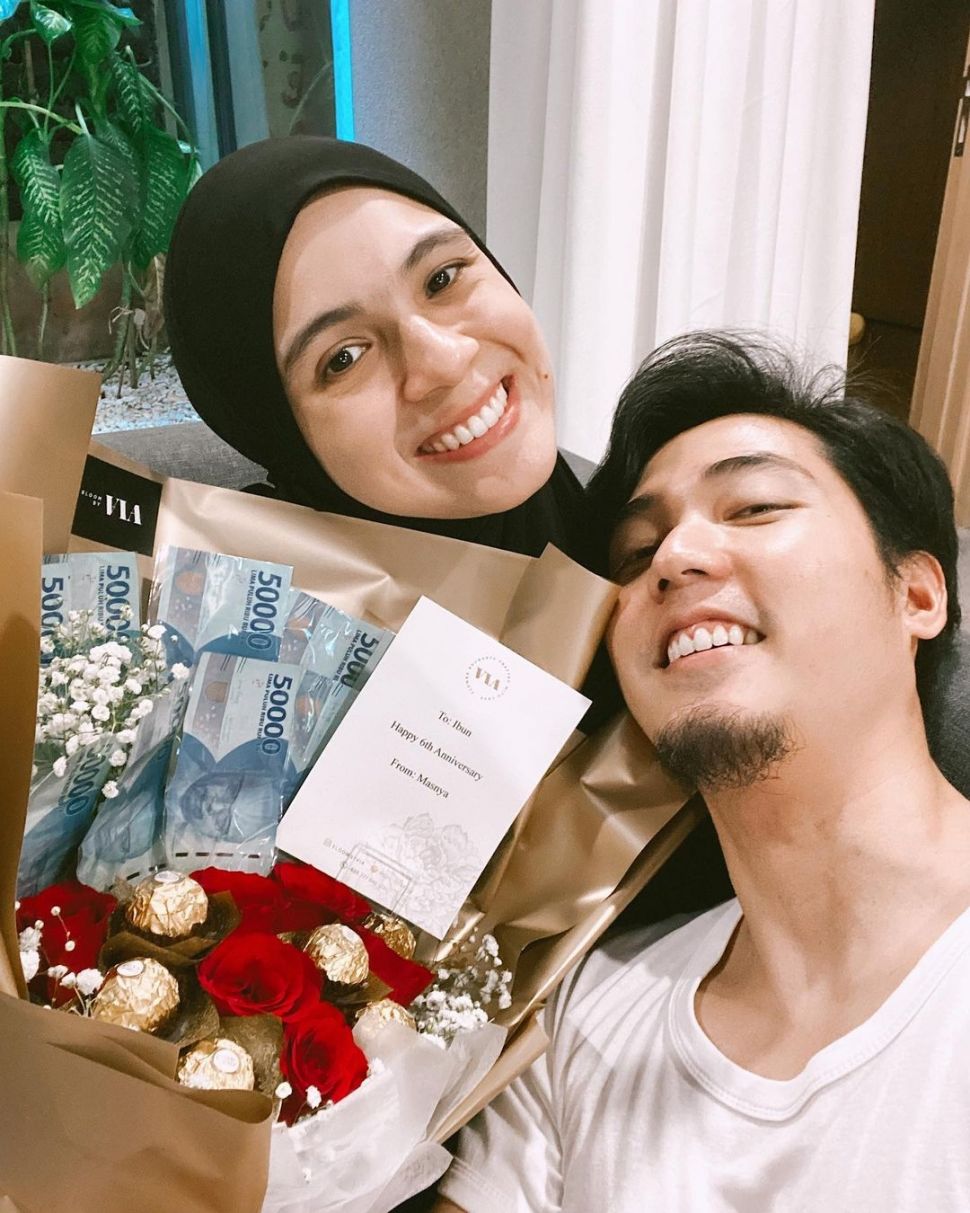 Potret mesra Nycta Gina dan Rizky Kinos. (Instagram/missnyctagina)