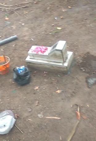 Pria rebahan di samping makam. (Tiktok)