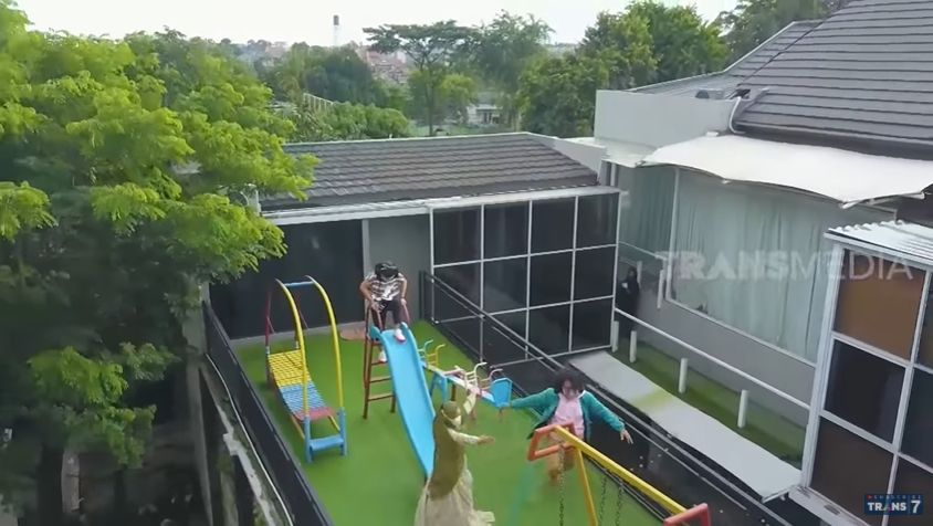 Adu Mewah Rooftop Rumah Artis (YouTube/TRANS7 OFFICIAL)