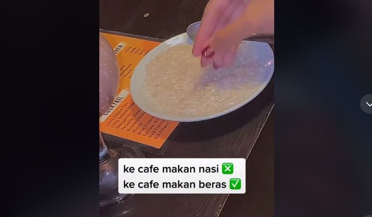 Wanita ngemil beras di kafe (tiktok)