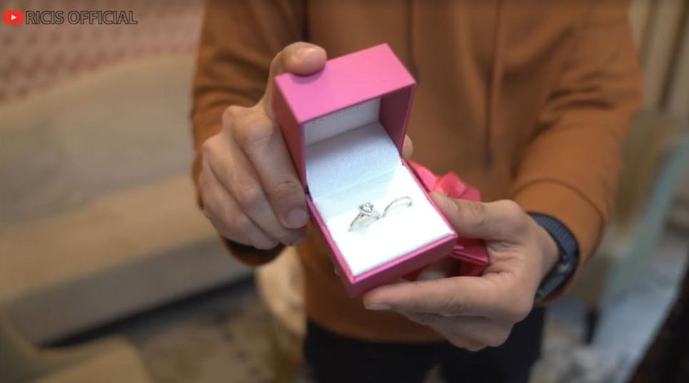 Momen Ria Ricis pamer cincin lamaran. [YouTube/Ricis Official]