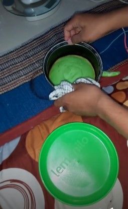 Viral cara membuat bolu pandan pakai magic com untuk memasak nasi. Cara membuat bolu pandan ini dilakukan anak kost dengan cara sederhana dan menggunakan peralatan seadanya. (TikTok)