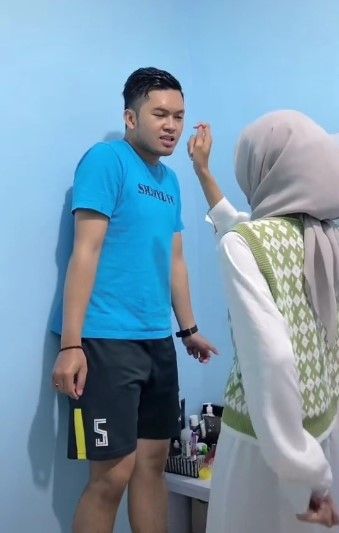 Viral video suami menolak disentuh istri. Dirinya tak ingin disentuh oleh sang istri. Padahal keduanya telah resmi menjadi suami istri.