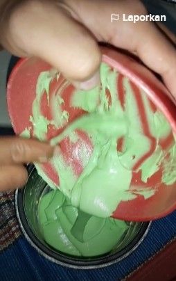 Viral cara membuat bolu pandan pakai magic com untuk memasak nasi. Cara membuat bolu pandan ini dilakukan anak kost dengan cara sederhana dan menggunakan peralatan seadanya. (TikTok)