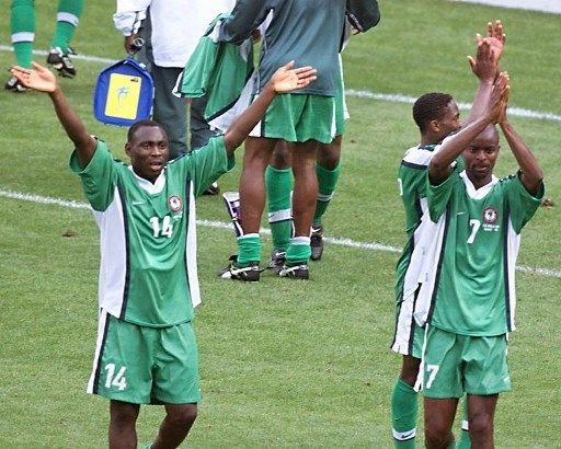 Pemain Nigeria Daniel Amokachi (kiri) tampil di ajang Piala Dunia 1998 di Prancis. [AFP]