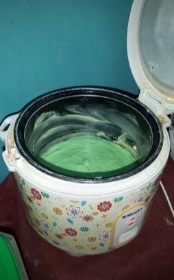 Viral cara membuat bolu pandan pakai magic com untuk memasak nasi. Cara membuat bolu pandan ini dilakukan anak kost dengan cara sederhana dan menggunakan peralatan seadanya. (TikTok)