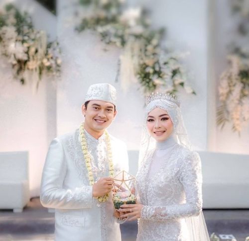 Potret Kemesraan Ikbal Fauzi dan Istri. [Instagram/noviagianan]