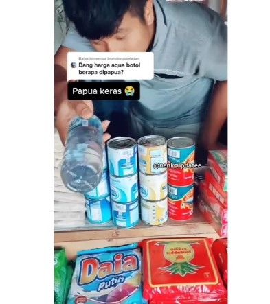 Viral harga air mineral di Papua. Hal itu diungkap seorang pria yang mencoba beli Aqua di Papua. Yang bikin melongok, harga Aqua di Papua bikin kaget. Bahkan ada yang nyeletuk lebih mahal dari Kalimantan.