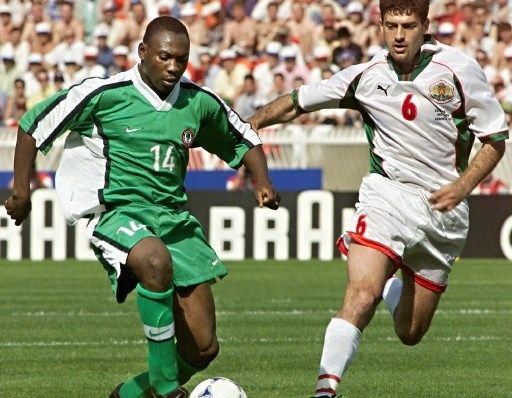 Pemain Nigeria Daniel Amokachi (kiri) tampil di ajang Piala Dunia 1998 di Prancis. [AFP]