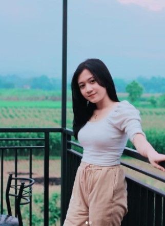 Viral selebgram cantik jual cendol. Nama selebgram itu Sabrina Dwi Istiqomah. Setelah viral, pelanggan Sabrina Dwi Istiqomah pun banyak. (@Sabrinaa_Mayyy)