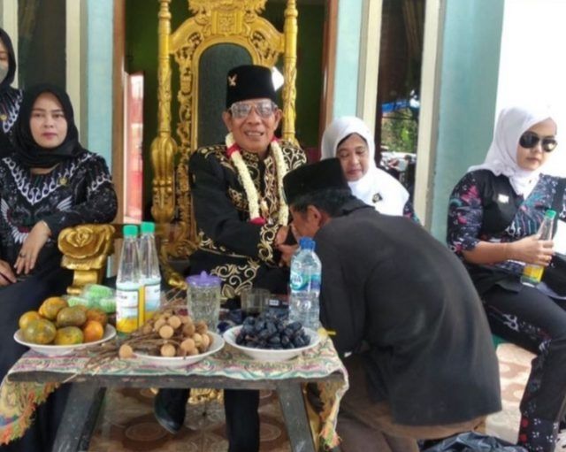 warga mencium tangan Iskandar Jamaluddin Firdos, pria ngaku jadi keturunan kesultanan Banten. [Bantennews]