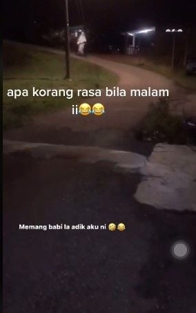 Viral wanita pakai mukena naik skuter. Video viral ini ditonton 1,7 juta kali. (@luqmanhaziq124)