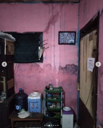 Asrama Mahasiswa Karawang di Tangerang Selatan Bantan memprihatinkan. Rumah singgah milik Pemerintah Kabupaten Karawang itu kondisinya berantakan dan tak terawat. Bahkan atap ambruk. (@infokrw)