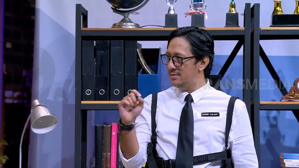 Andre Taulany sebagai komandan di Lapor Pak! Trans 7