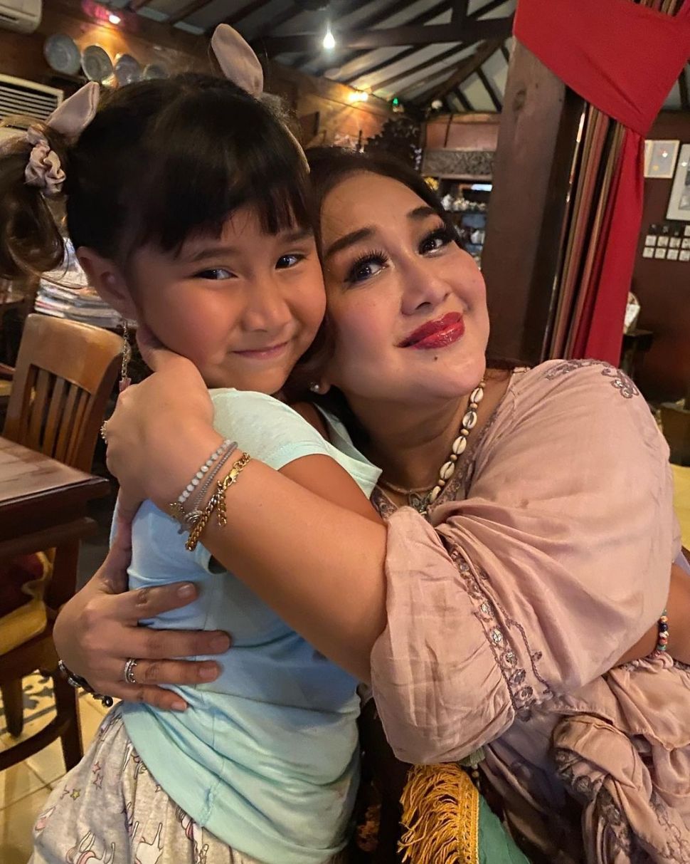 Paramitha Rusady bersama putri Happy Salma, Kinan. [Instagram]