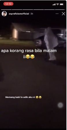 Malam-Malam Cewek Ini Naik Skuter Pakai Mukena. (TikTok)