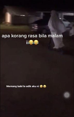 Viral wanita pakai mukena naik skuter. Video viral ini ditonton 1,7 juta kali. (@luqmanhaziq124)