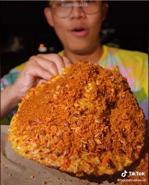 Kerak telor Rp100 ribu jadi 1 (TikTok @hobbymakan.id)