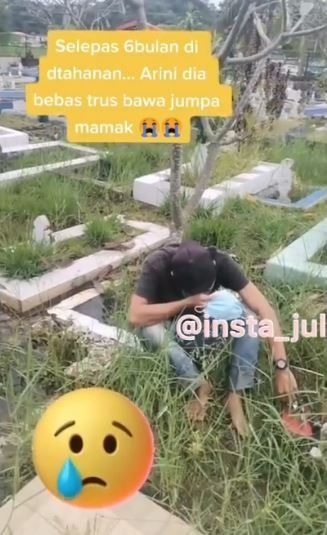 Pemuda menangis saat dibawa ke makam ibunda. (Instagram/insta_julid)