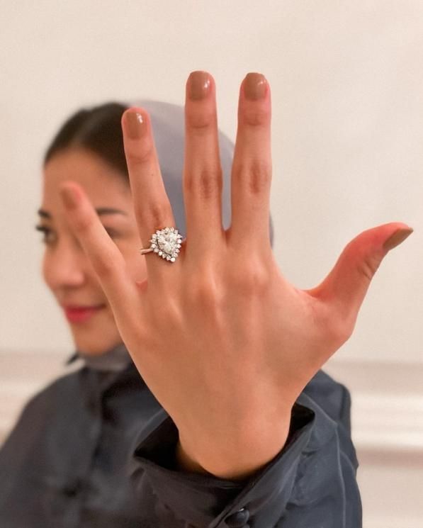 Potret Cincin Tunangan Artis [Instagram/@nikitawillyofficial94]