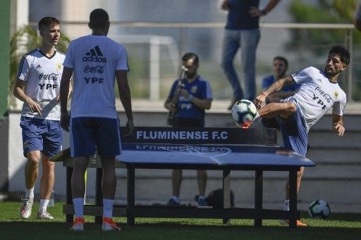 Pemain Timnas Argentina bermain Teqball dalam sesi latihan pada 26 Juni 2021. [AFP]