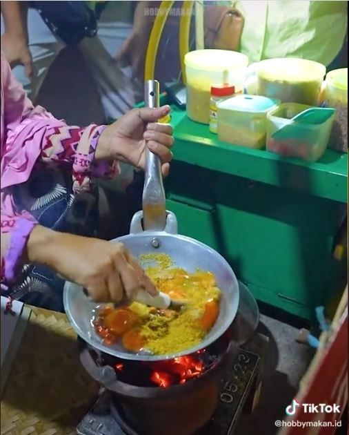 Kerak telor Rp100 ribu jadi 1 (TikTok @hobbymakan.id)