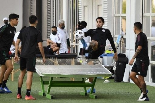 Pemain Timnas Meksiko bermain Teqball dalam sesi latihan pada 28 Juli 2021. [AFP]