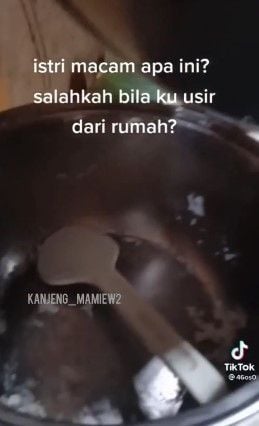 Viral suami ngamuk pulang kerja tak ada makanan. Bahkan si suami bertanya apakah salah jika usir istrinya. Si suami melihat kondisi dapur di rumahnya. Sementara si istri sibuk main HP.  (@kanjeng_mamiew2)