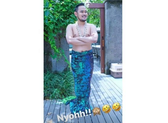 Gilang Widya Pramana Juragan 99 berkostum mermaid alias duyung demi ulang tahun anak bungsu. [tangkapan layar Instagram]