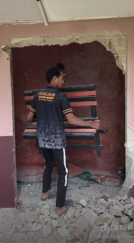 Lelaki Mencoba Memasukkan Kursi ke Dalam Rumah. (TikTok)