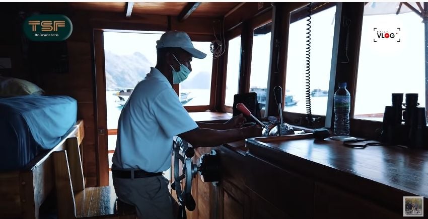 Potret Kapal Zaskia Sungkar dan Irwansyah di Labuan Bajo. (YouTube/The Sungkars Family)