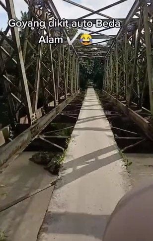 Viral jembatan maut yang membahayakan nyawa orang yang lewat. Sebab salah belok atau goyang saat naik motor, bisa jatuh ke jurang. Bahkan netizen menyebut jembatan ini Shiratal Mustaqim versi dunia. (TikTok @Ksasrg)