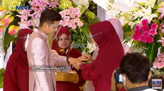 Momen lamaran Ria Ricis. (YouTube/MNCTV Official)