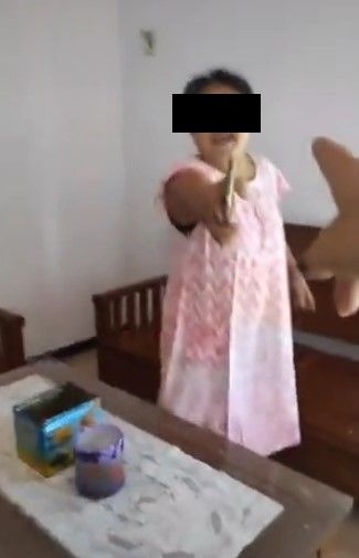 Viral emak-emak ngotot saat ditagih bayar arisan. (Tiktok)