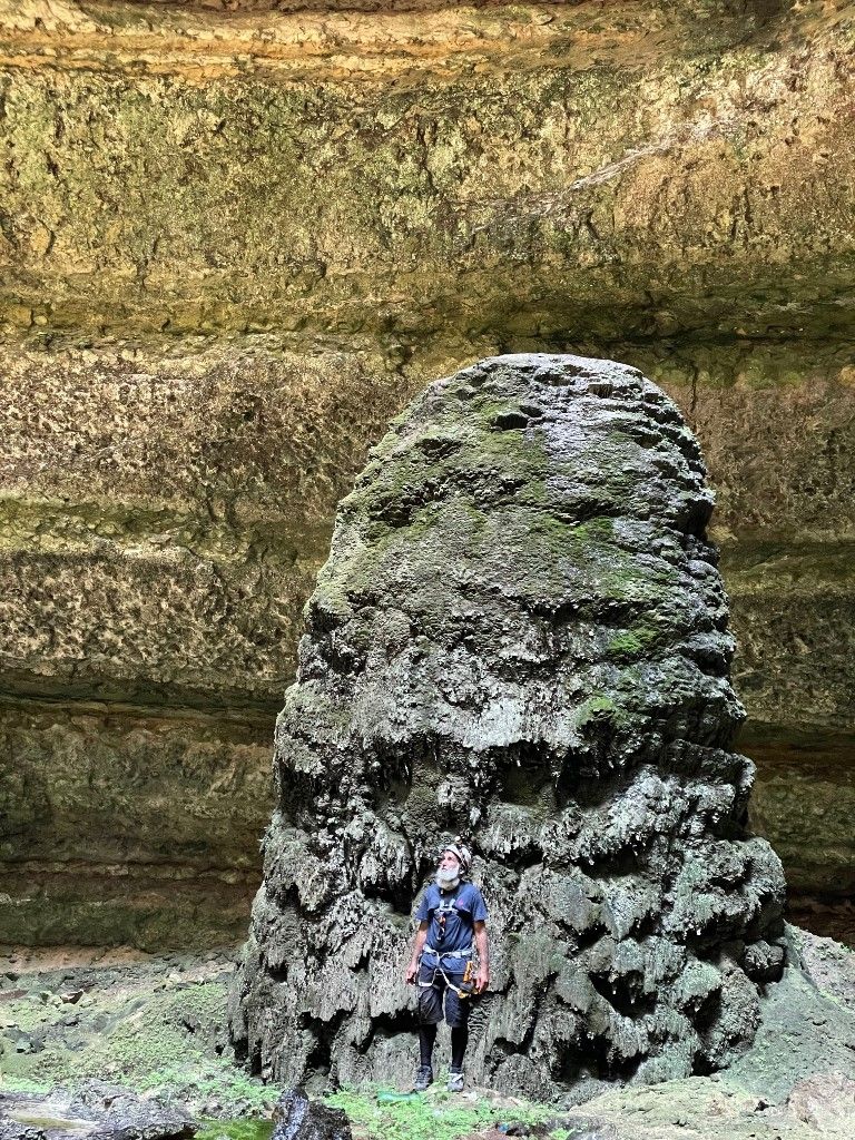 Sebuah stalagmit di dasar Gua Bahut di Yaman. Para peneliti dan penjelajah gua dari Oman (OCET) meneliti ke dalam Gua Barhut pada 15 September 2021. [AFP/OCET]