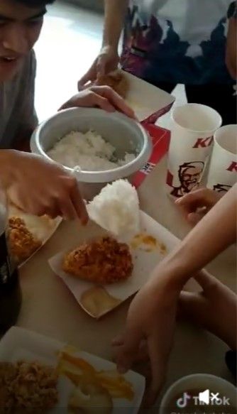 Viral pria bawa nasi sebaskom ke KFC untuk dimakan bersama teman-temannya di gerai itu. Sehingga mereka tinggal modal beli ayam dan saus saja. Sisanya nasi dibagi-bagi.