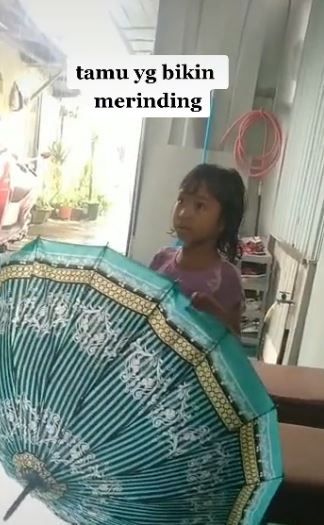 Wanita kedatangan tamu yang bikin merinding. (Tiktok)