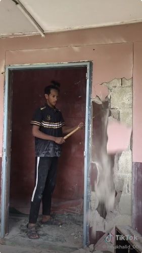 Lelaki Mencoba Memasukkan Kursi ke Dalam Rumah. (TikTok)