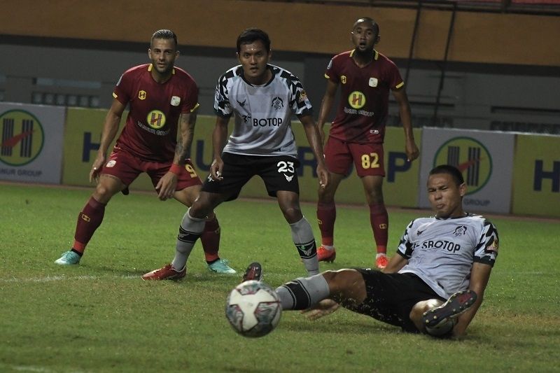 Suasana laga Liga 1 2021-2022 antara Barito Putera vs Tira Persikabo di Stadion Wibawa Mukti, Cikarang, Kamis (23/9/2021) malam. [ANTARA FOTO/ Fakhri Hermansyah]